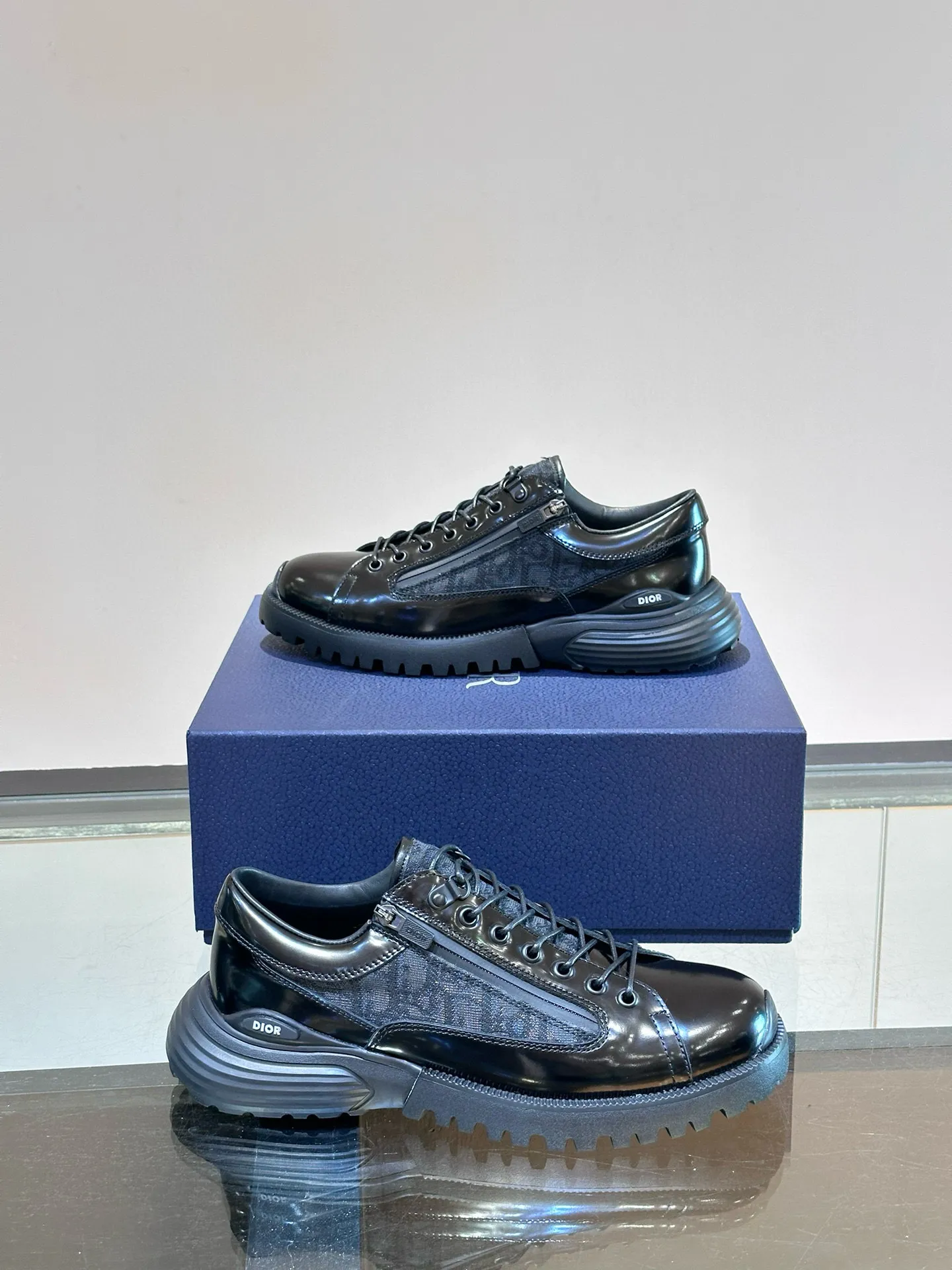 Ex-factory price: 540💰Dior Combat Dior Men's Loafers This Dior Combat loafer presents a mixed style that combines fashionable design with sporty elements. The upper is crafted from black polished calfskin leather and finished with Dior's signature saddle strap. Paired with lightweight soles, it combines a variety of elements to highlight the charm of high-end customization. Brand logo on the side adds style. Mixed style eva outsole engraved with brand pattern Size: 39-44 (customized at 38.45)